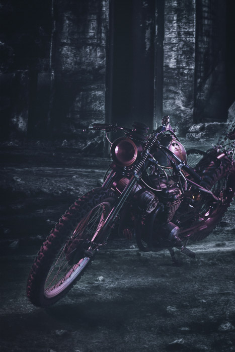 Fotografía de motocicleta oscura y vanguardista