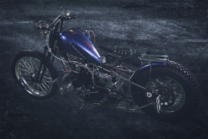 Fotografía de motocicleta oscura y vanguardista