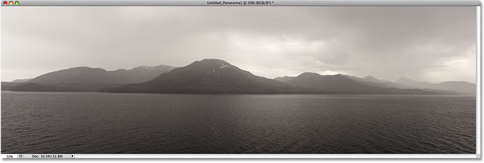 Un panorama de montañas creado con Photomerge en Photoshop CS4.