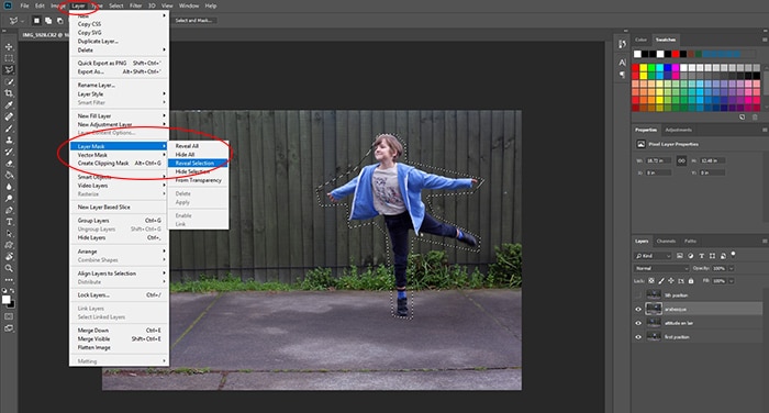 Captura de pantalla del uso de Photoshop para editar una foto de una niña bailando en una toma de fotografías multiplicidad: creación de máscaras de capa