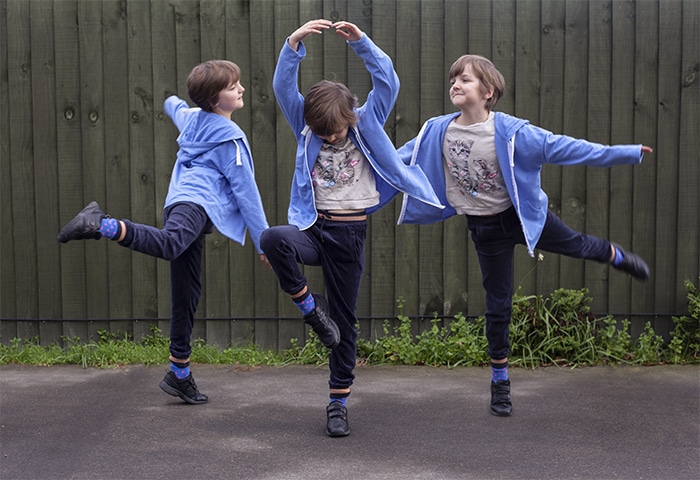 Ejemplo de fotografía multiplicidad de tres de la misma niña bailando al aire libre