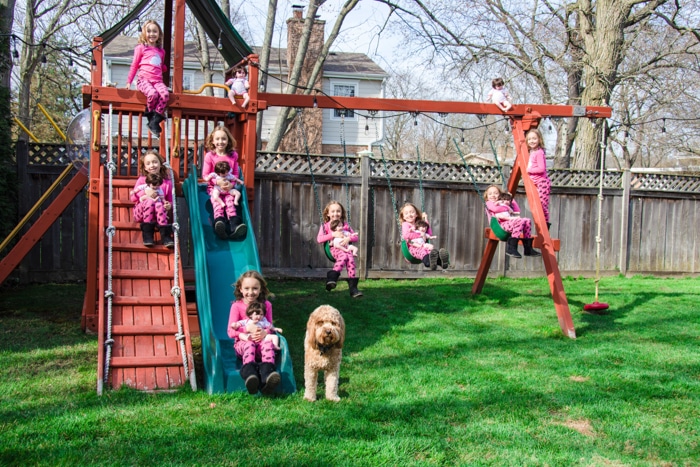 Una foto multiplicidad de un niño clonado jugando.