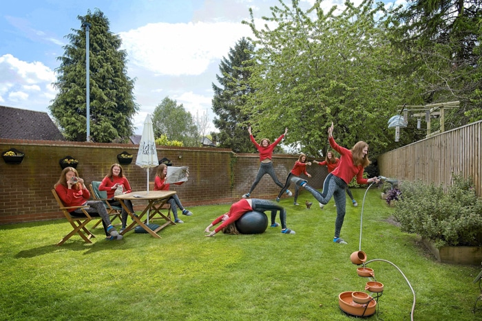 Una foto multiplicidad de una mujer clonada bailando alrededor de un jardín.