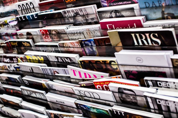 estantes de revistas de fotografía en una tienda