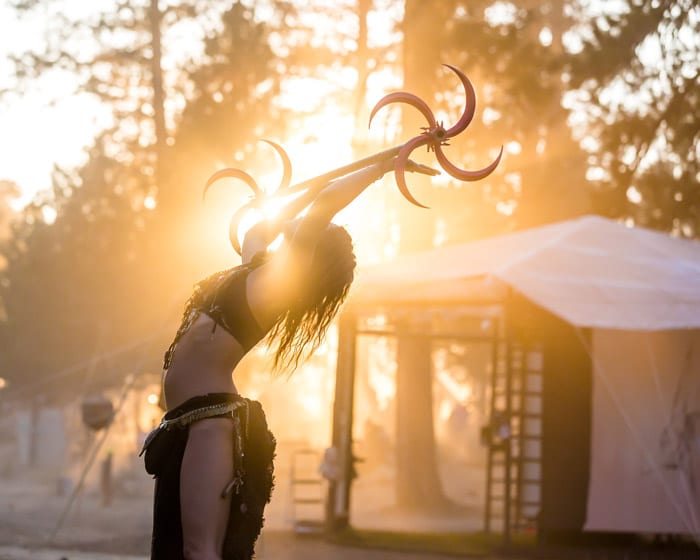 Retrato atmosférico de una bailarina actuando al aire libre en un festival