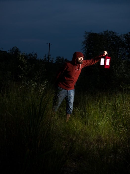 Iluminación de retrato: retrato nocturno de un modelo masculino que equilibra el flash y la luz ambiental al aire libre