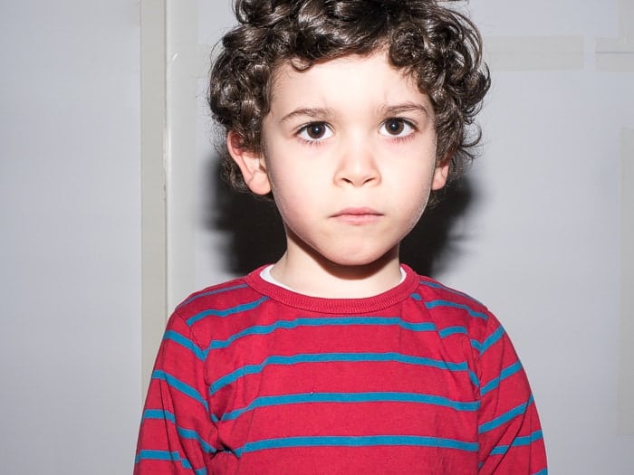 Retrato de niño iluminado con luz dura de flash directo