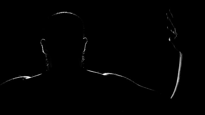 Un retrato de perfil bajo de un hombre usando una luz de borde para fotografía de retrato