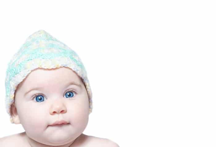 Retrato de alta clave de un bebé con sombrero
