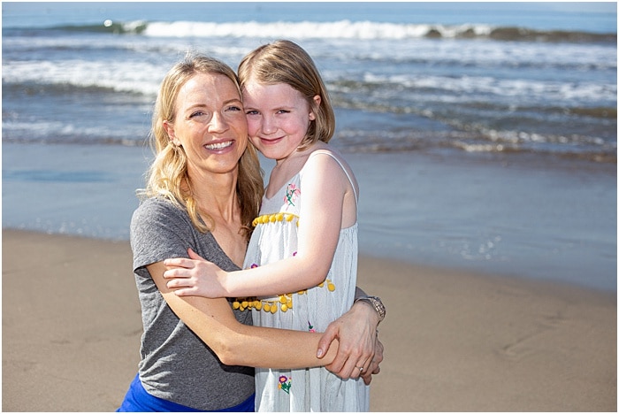 Una sesión de fotos de madre e hija al aire libre en la playa