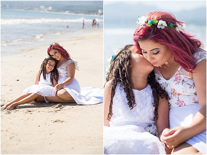 Un retrato de un díptico de una madre y su hija en la playa - sesión de fotos de madre e hija