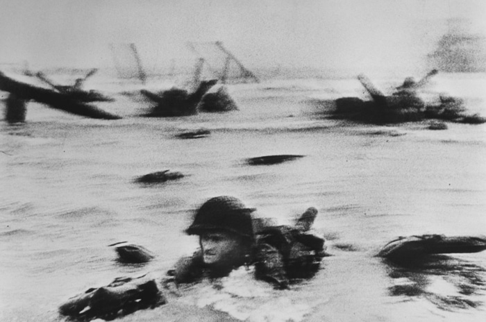 Fotografías famosas de Robert Capa del día D, Normandía.  Playa de Omaha.  La primera ola de tropas estadounidenses aterriza al amanecer.