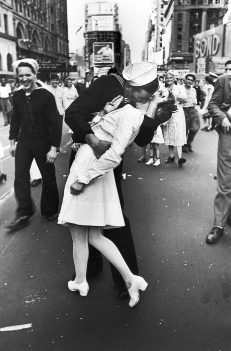 La icónica foto del Día VJ en Times Square por Alfred Eisenstaedt