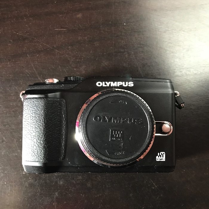 Una de las primeras cámaras sin espejo de Olympus: la EPL-2 con sensor MFT y sin EVF.