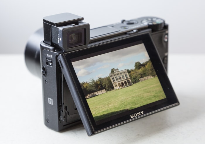 Una cámara sony con visor integrado: cámaras sin espejo frente a cámaras réflex digitales