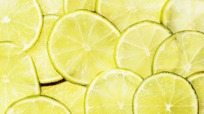 Una foto de limones en rodajas con un esquema de color monocromático amarillo verdoso