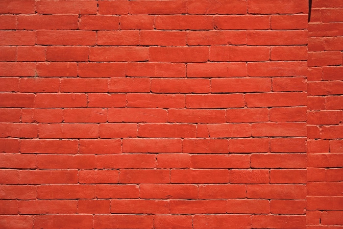 Una foto minimalista de una pared de ladrillos con un esquema de color monótono