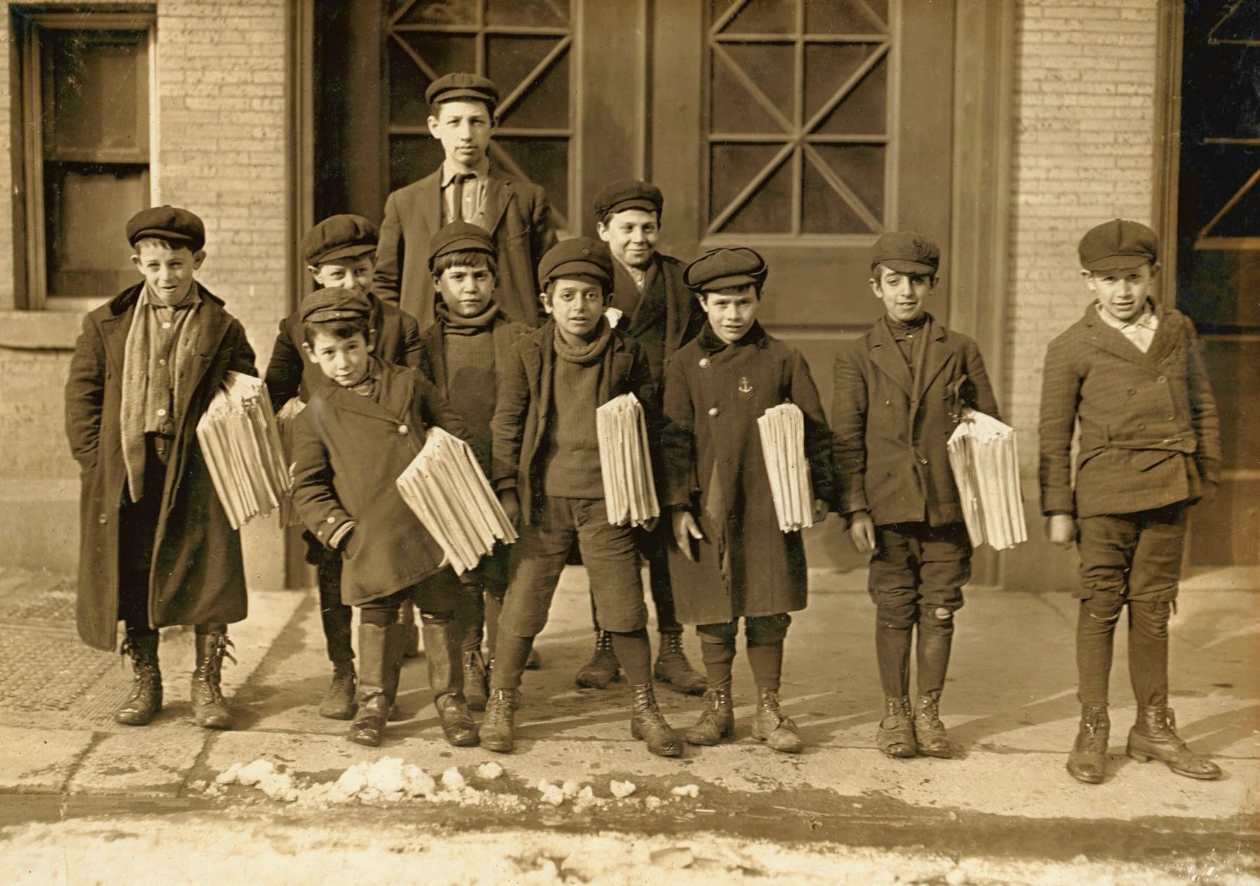   Foto sepia de principios del siglo XX de los repartidores de periódicos en Connecticut