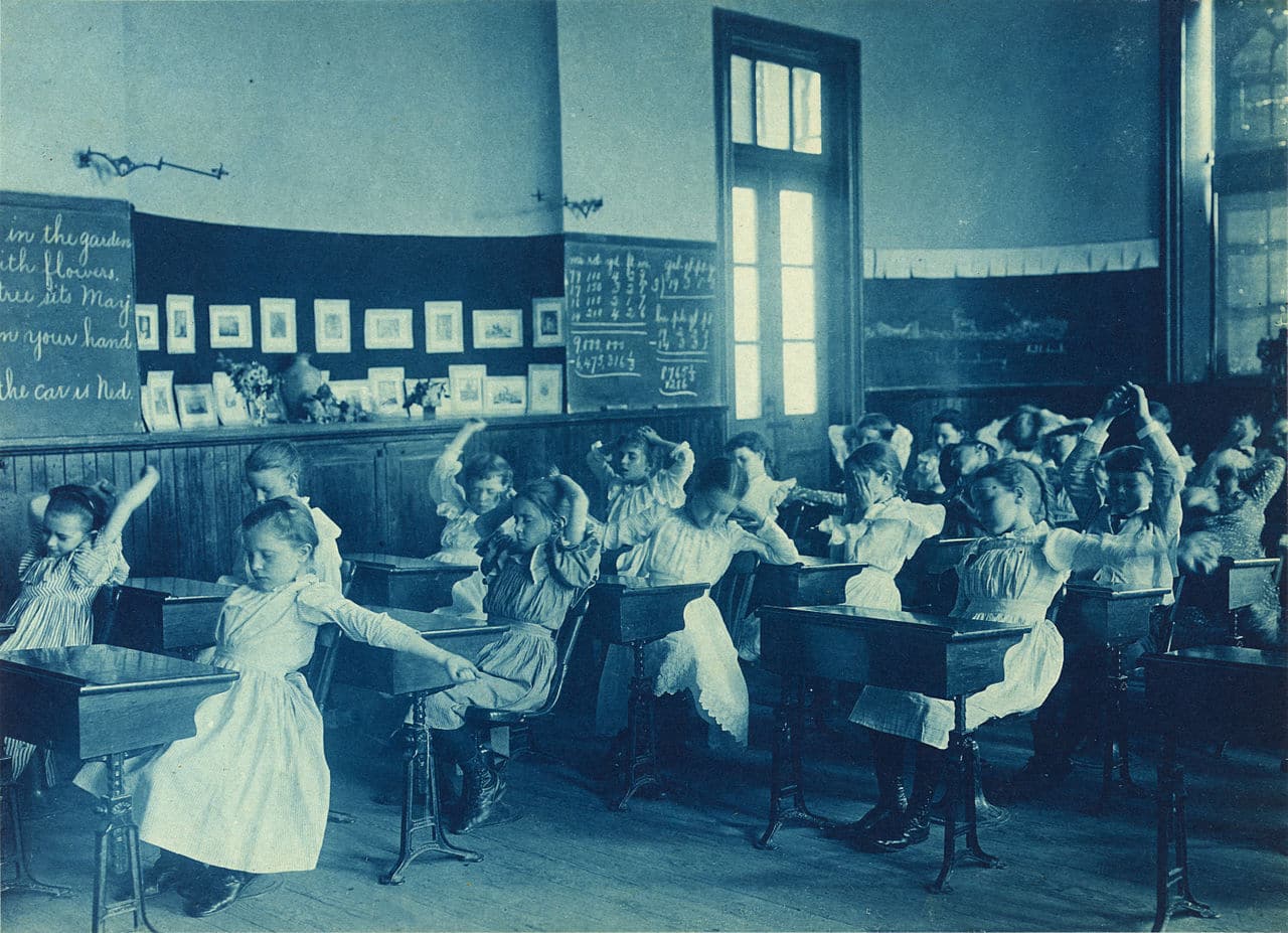Foto cianotípica de finales del siglo XIX de colegialas haciendo calistenia