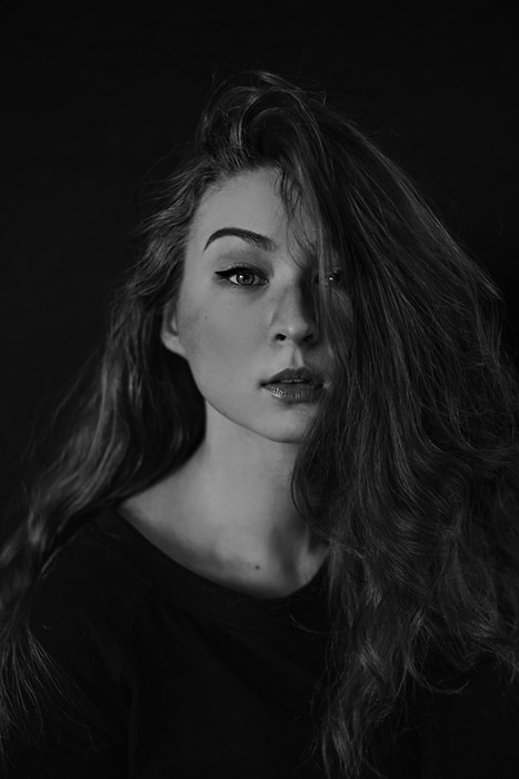 Retrato atmosférico en blanco y negro de una modelo femenina temperamental: ejemplos de retratos oscuros
