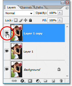 Haciendo clic en el icono de visibilidad de capa de la capa superior en la paleta Capas en Photoshop.