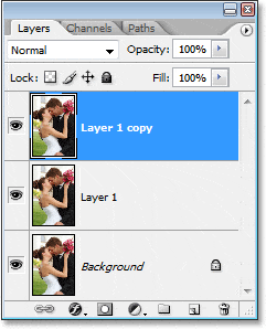 La paleta Capas en Photoshop ahora muestra la capa Fondo original más dos copias de la misma.