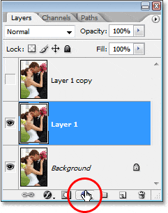 Haciendo clic en el ícono Nueva capa de ajuste en la parte inferior de la paleta Capas en Photoshop.