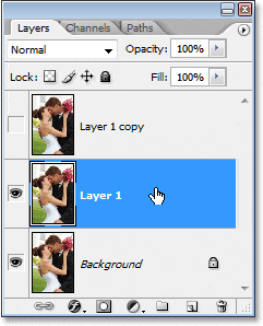 Seleccionando la capa intermedia en la paleta Capas en Photoshop.