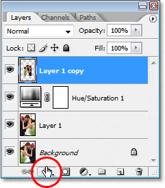 Al hacer clic en el icono Estilos de capa en la parte inferior de la paleta Capas en Photoshop.
