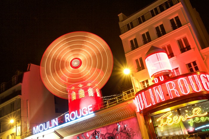 El Moulin Rouge de noche con una exposición larga.