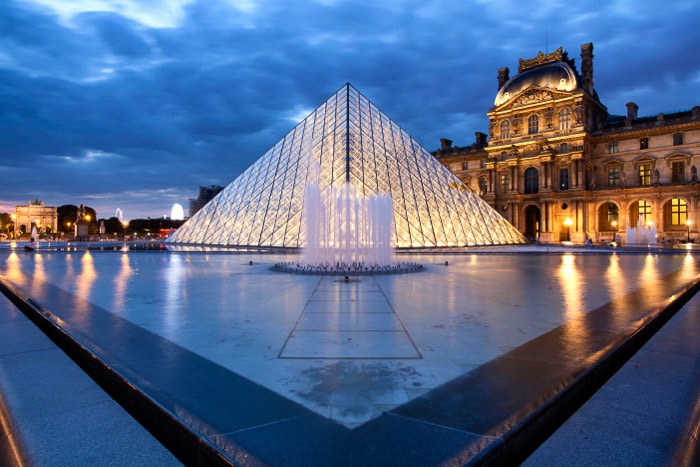 El exterior del Louvre por la noche.
