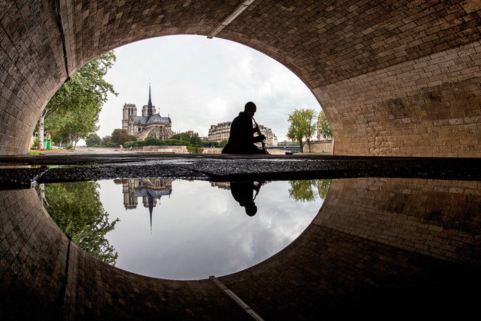 Un interesante mirador de Notre Dame desde debajo de un puente.