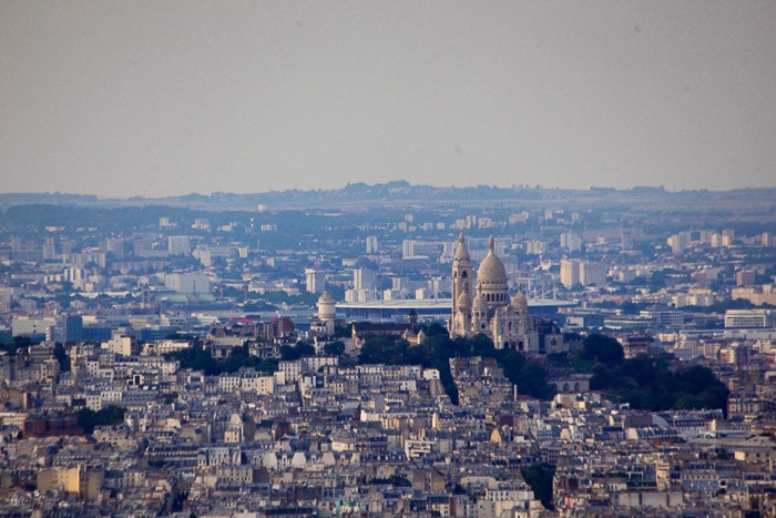La vista de Sacre Coueur se sentó en la cima de Montmartre.  La vista es desde la torre Montparnasse.