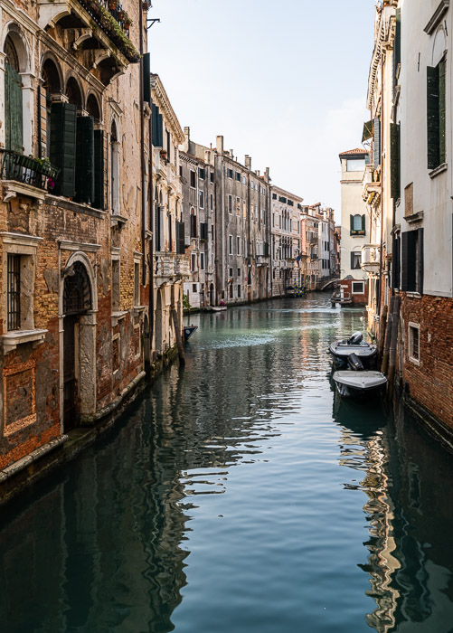 un canal en Venecia, Italia.