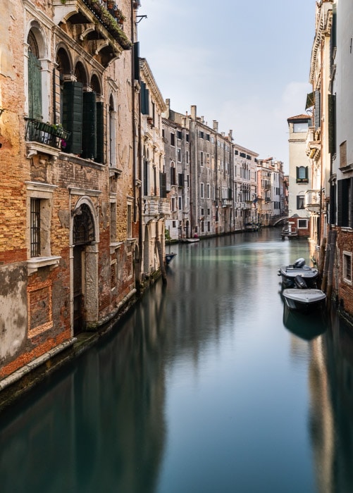Imagen de larga exposición de un canal en Venecia, Italia.