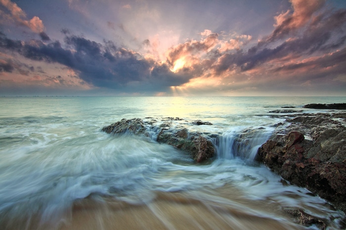 Foto de larga exposición del mar al amanecer.