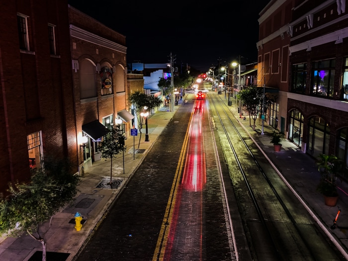 Foto de larga exposición nocturna de una calle vacía