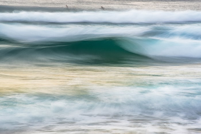 Paisaje marino abstracto tomado con fotografía oceánica de larga exposición, mar verde azul, olas espumosas