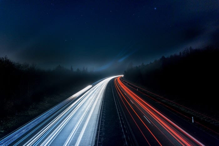 Una concurrida autopista nocturna con estelas de luz