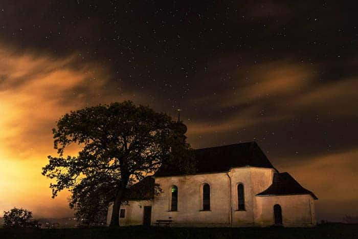 Una iglesia de piedra en la noche