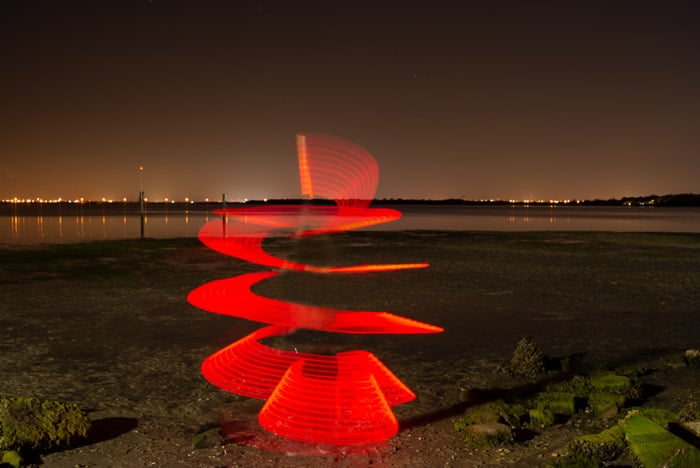Fotografía de pintura de luz en espiral en una playa