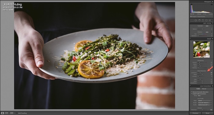 Captura de la interfaz de Adobe Lightroom editando un primer plano de una persona sosteniendo un plato de ensalada.