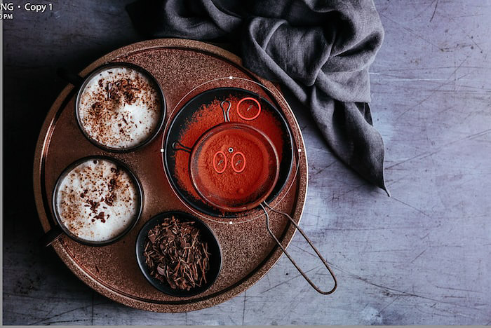 Captura de pantalla de la edición de una foto de comida plana de un delicioso postre de chocolate, utilizando atajos de Lightroom