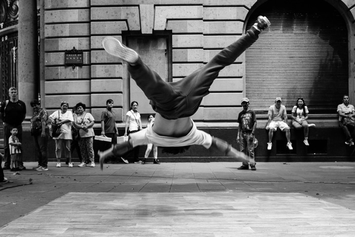 un retrato de un artista callejero en medio del salto