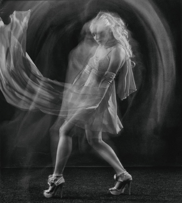 Larga exposición en blanco y negro de una bailarina en el escenario