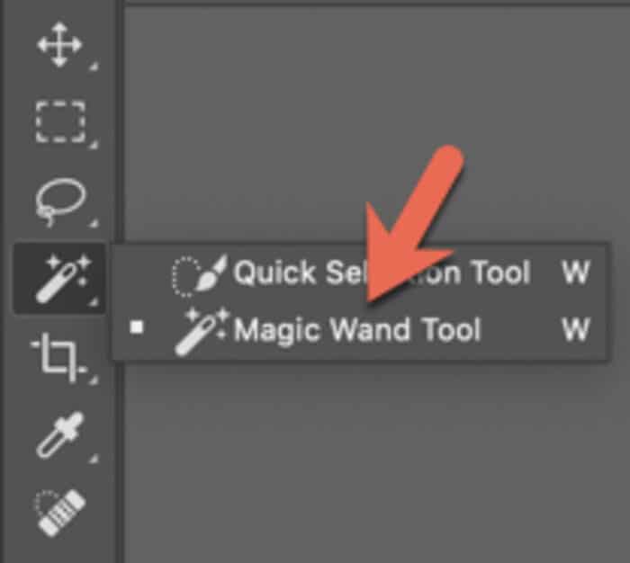 Una flecha roja que apunta a la herramienta de selección de varita mágica en la barra de opciones de Photoshop