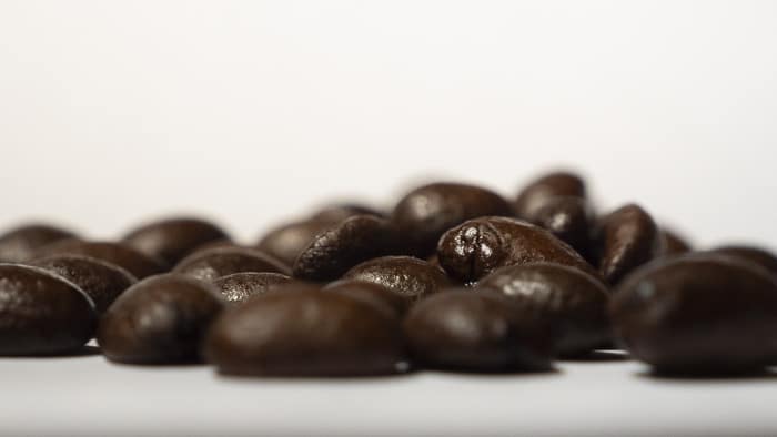 un primer plano de los granos de café