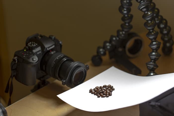 una dslr en una configuración de trípode para tomar fotos macro de granos de café