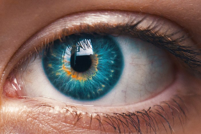 Una foto de un ojo azul