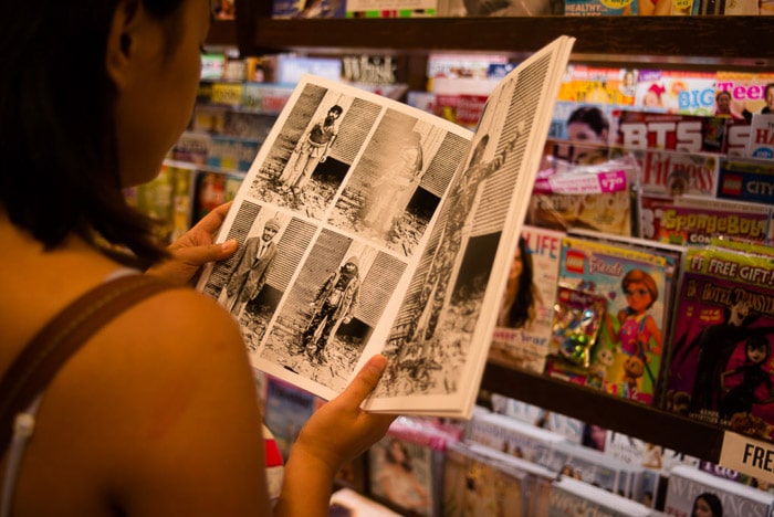 Una niña leyendo una revista en una tienda - consejos para fotógrafos de revistas